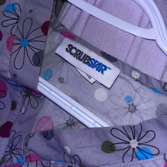 🌸Floral Scrub top - Picture 3 of 4